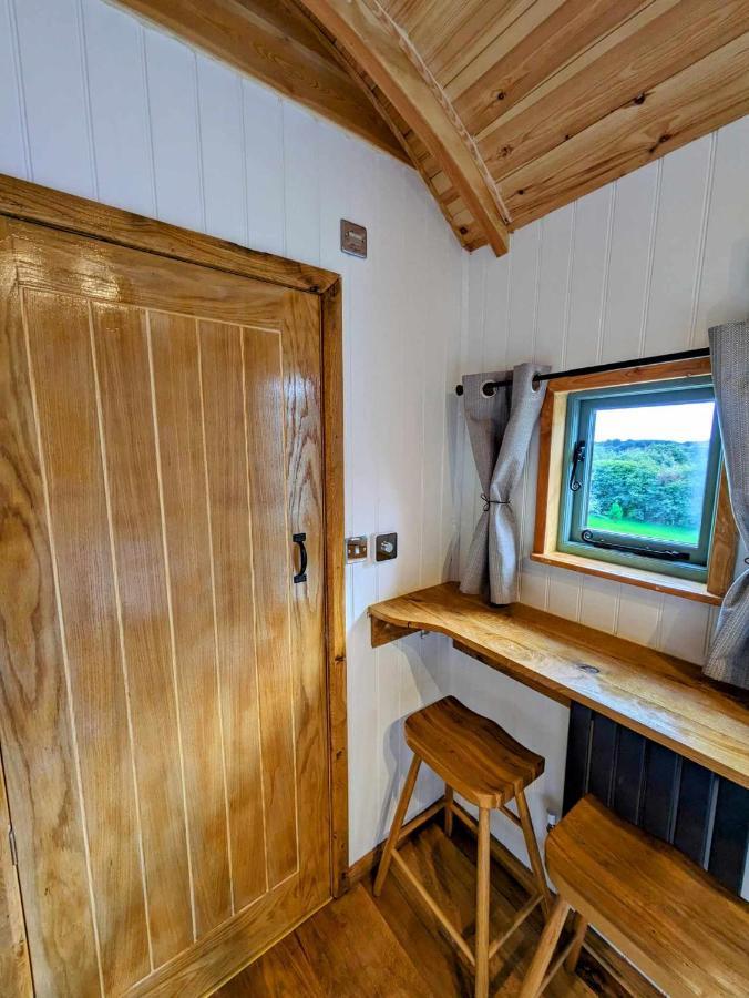 Romantic Nature Retreat, Luxury Glamping & Stargazing Views - Dragonfly Shepherd Hut Yarpole Εξωτερικό φωτογραφία