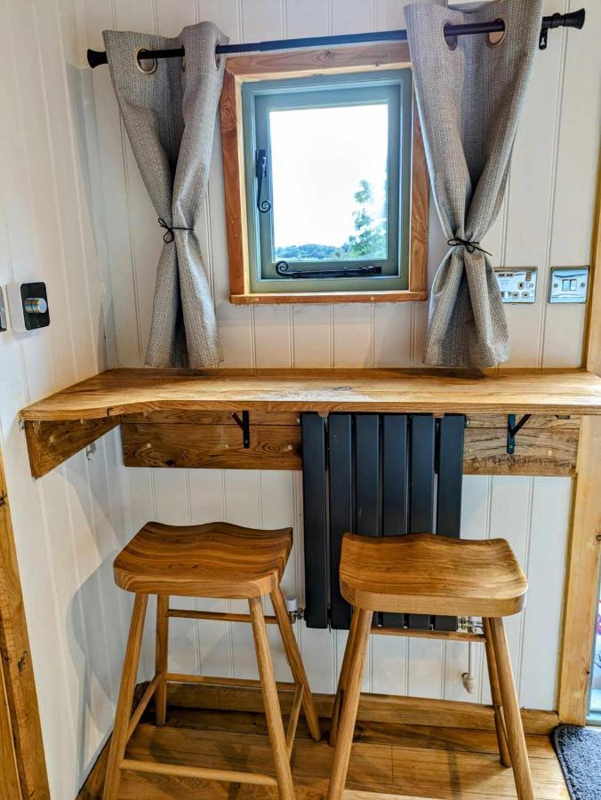 Romantic Nature Retreat, Luxury Glamping & Stargazing Views - Dragonfly Shepherd Hut Yarpole Εξωτερικό φωτογραφία