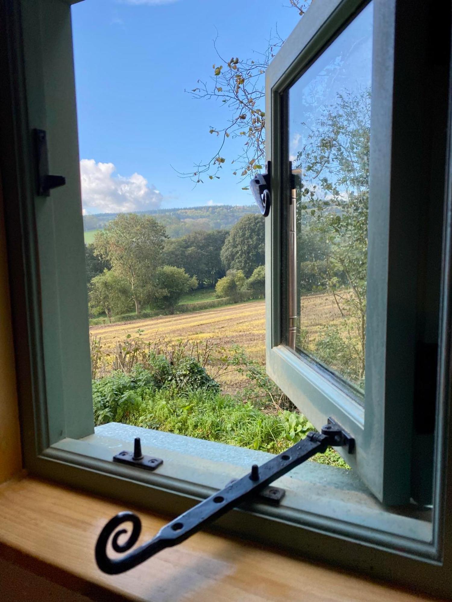 Romantic Nature Retreat, Luxury Glamping & Stargazing Views - Dragonfly Shepherd Hut Yarpole Εξωτερικό φωτογραφία