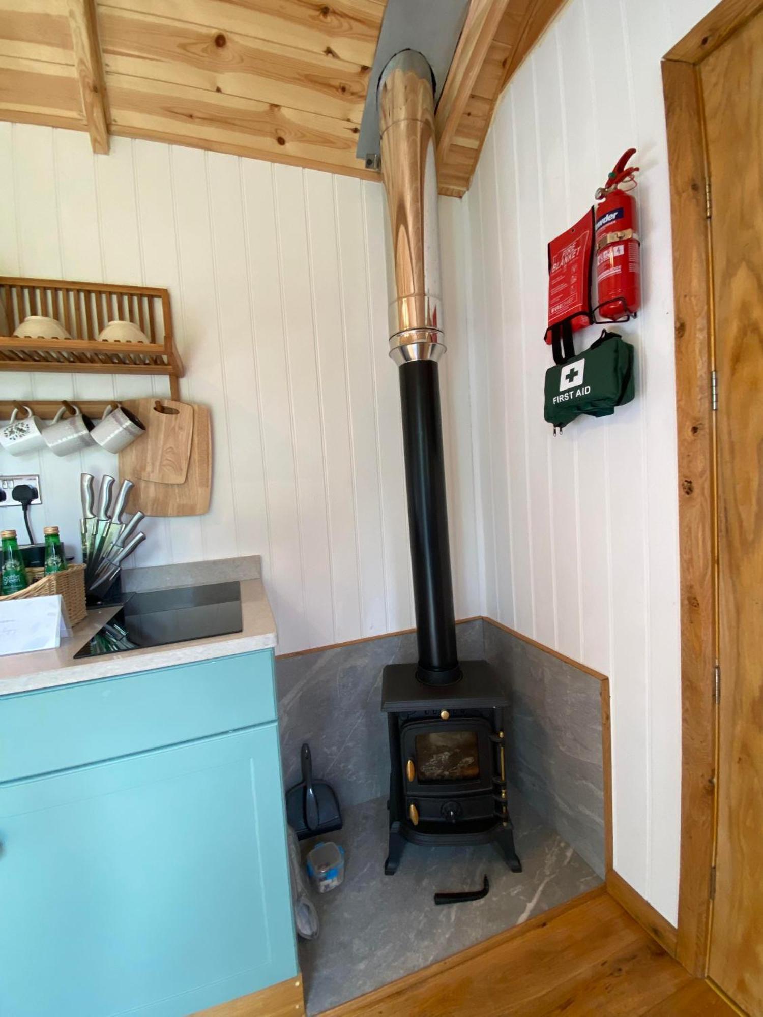 Romantic Nature Retreat, Luxury Glamping & Stargazing Views - Dragonfly Shepherd Hut Yarpole Εξωτερικό φωτογραφία