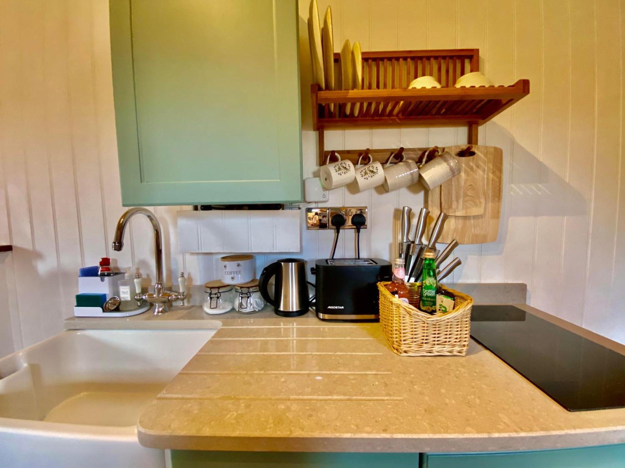 Romantic Nature Retreat, Luxury Glamping & Stargazing Views - Dragonfly Shepherd Hut Yarpole Εξωτερικό φωτογραφία