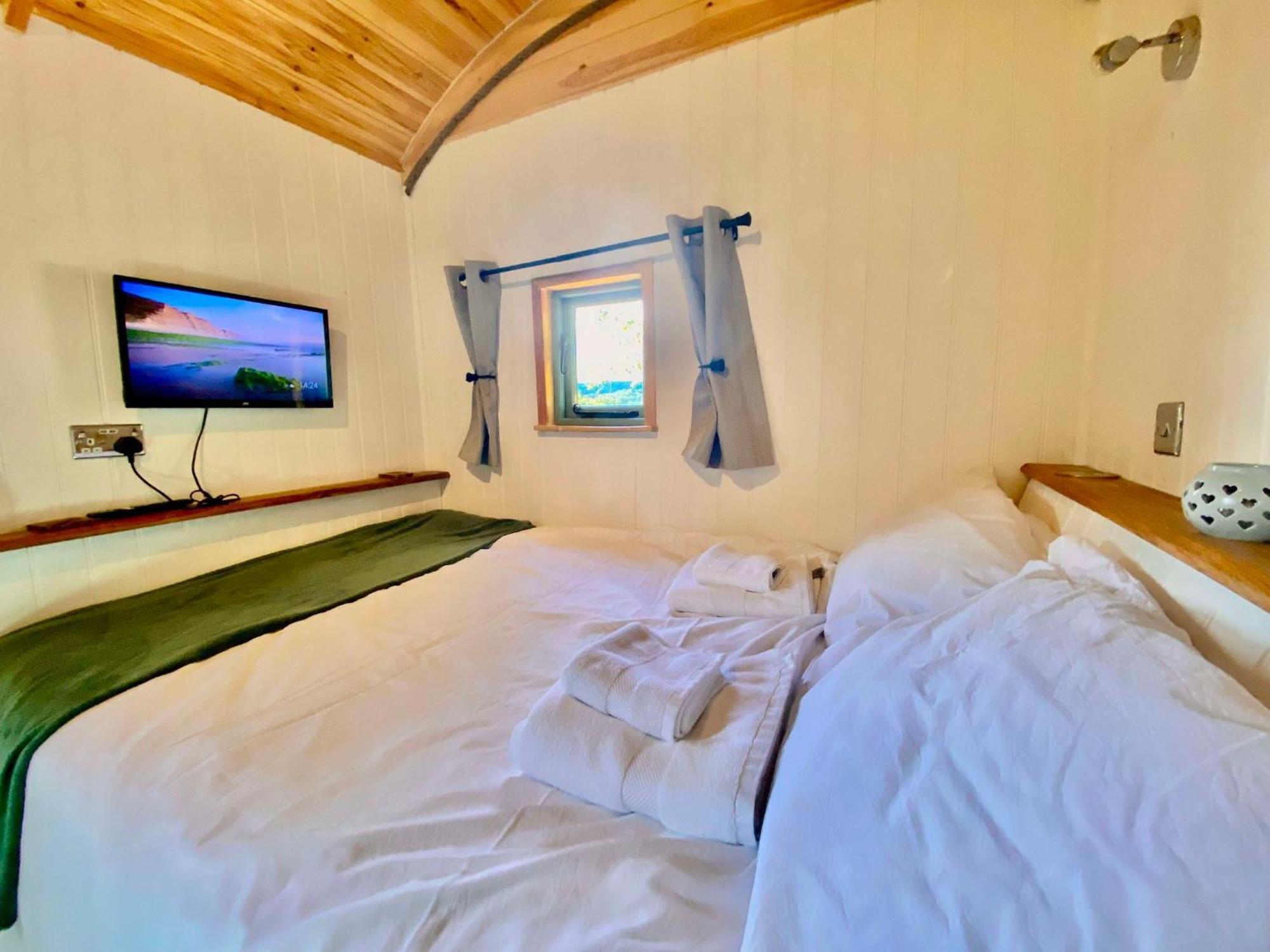 Romantic Nature Retreat, Luxury Glamping & Stargazing Views - Dragonfly Shepherd Hut Yarpole Εξωτερικό φωτογραφία
