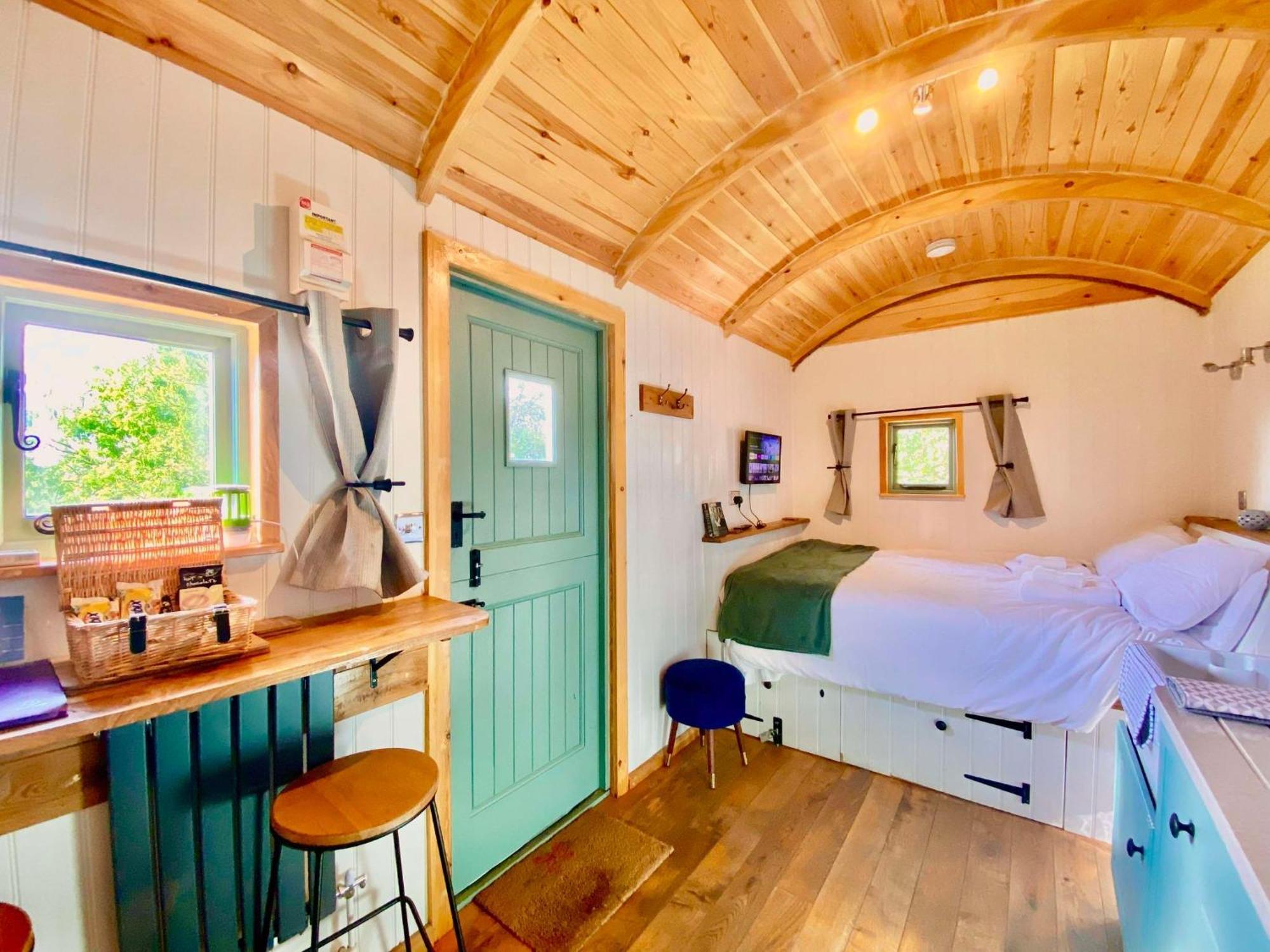 Romantic Nature Retreat, Luxury Glamping & Stargazing Views - Dragonfly Shepherd Hut Yarpole Εξωτερικό φωτογραφία